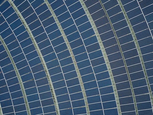 Comment améliorer la rentabilité des centrales solaires flottantes sur les réservoirs ?