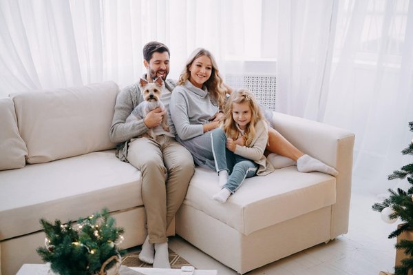 Le canapé d'angle offre un espace de détente confortable