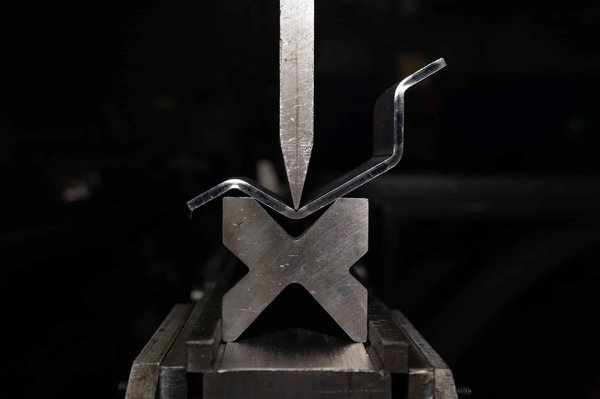 Quelles sont les meilleures pratiques en matière de pliage de tôles ultra-fines ?